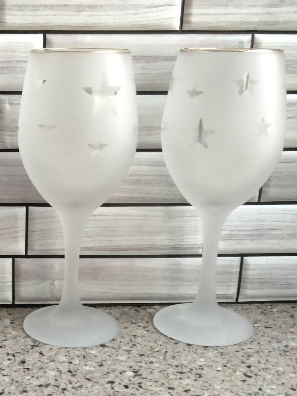 New Set of TWO Stars Pattern Gold Rim Wine Glasses